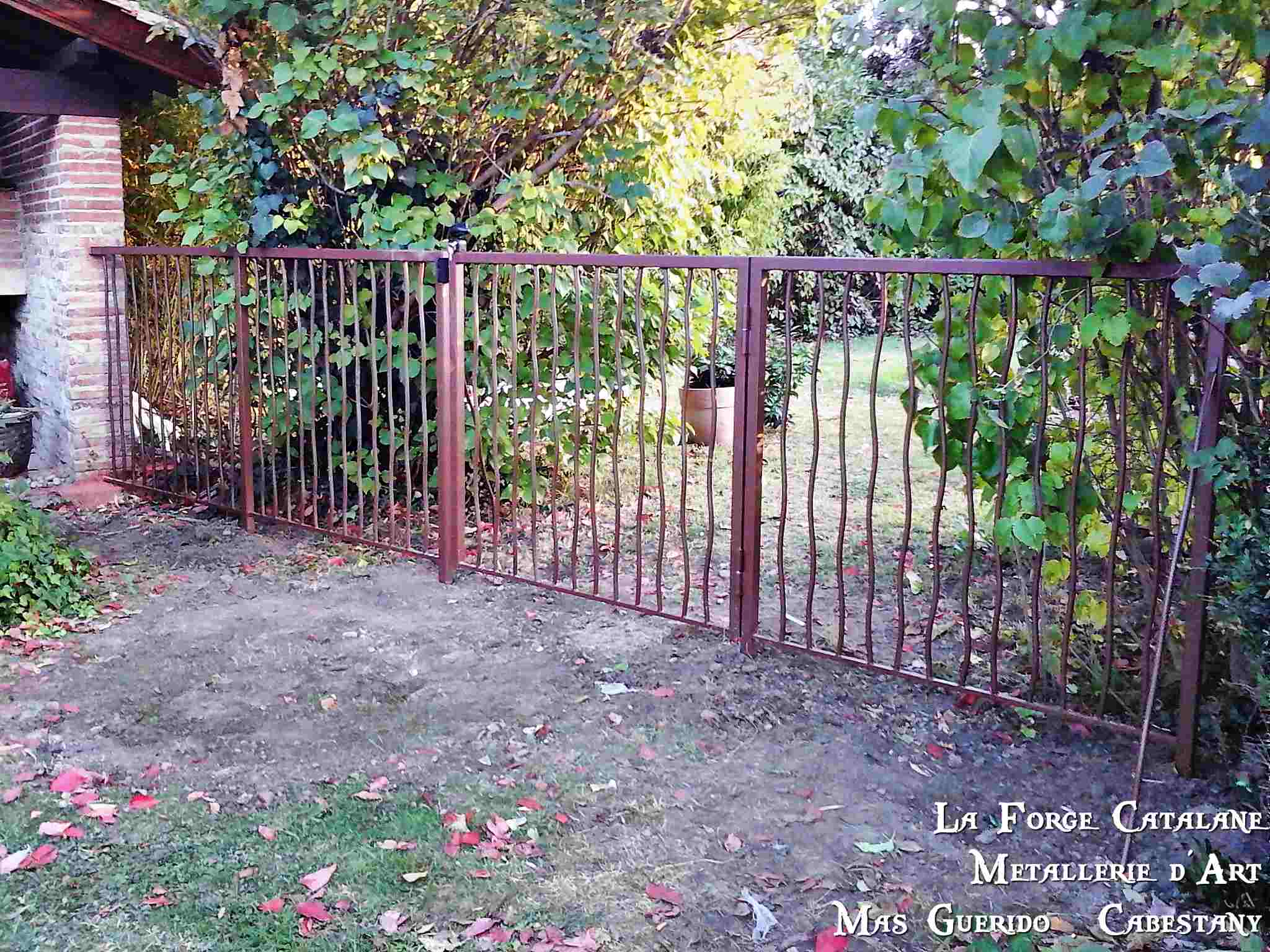 Cloture piscine finition thermolaquage barreaux tordus forge catalane.jpg